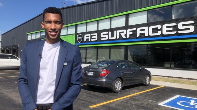 Félix Auger-Aliassime devant les installations d'A3 Surfaces à Saguenay.