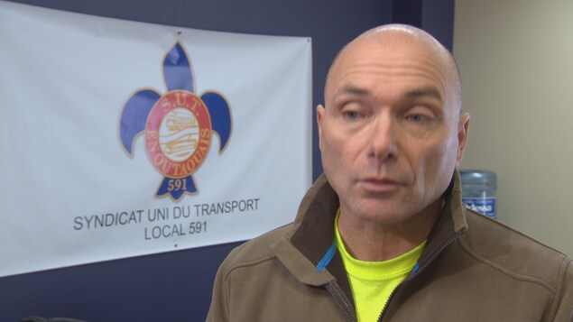 Félix Gendron, président du Syndicat uni du transport en Outaouais, en entrevue devant une bannière de son syndicat. Félix Gendron, président du Syndicat uni du transport en Outaouais, en entrevue devant une bannière de son syndicat.