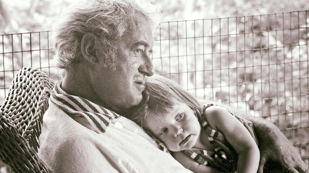 Félix et sa fille Nathalie au début des années 70. Félix berce sa fille qui a environ 2 ans. Félix et sa fille Nathalie au début des années 70. Félix berce sa fille qui a environ 2 ans.
