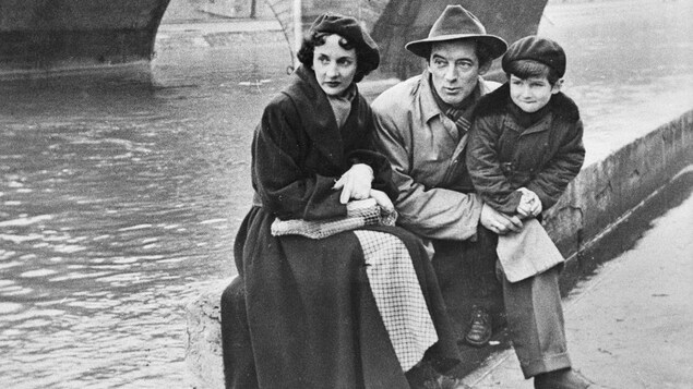 Félix Leclerc, sa première épouse Andrée Vien et leur fils Martin.
Paris, 1951. Félix Leclerc, sa première épouse Andrée Vien et leur fils Martin.
Paris, 1951.