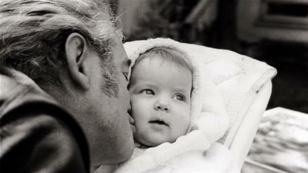 Félix Leclerc et Nathalie, sa fille. 1968 Félix embrasse la joue de son petit bébé.