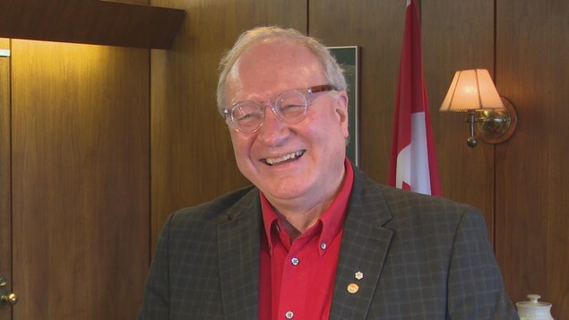 Le premier ministre de l'Île-du-Prince-Édouard, Wade MacLauchlan, porte fièrement ses lunettes fabriquées à l'Île. Il s'est rendu lui-même à l'usine de Fellow Earthlings pour choisir le modèle et les couleurs du plastique. Le premier ministre de l'Île-du-Prince-Édouard, Wade MacLauchlan, porte fièrement ses lunettes fabriquées à l'Île. Il s'est rendu lui-même à l'usine de Fellow Earthlings pour choisir le modèle et les couleurs du plastique.