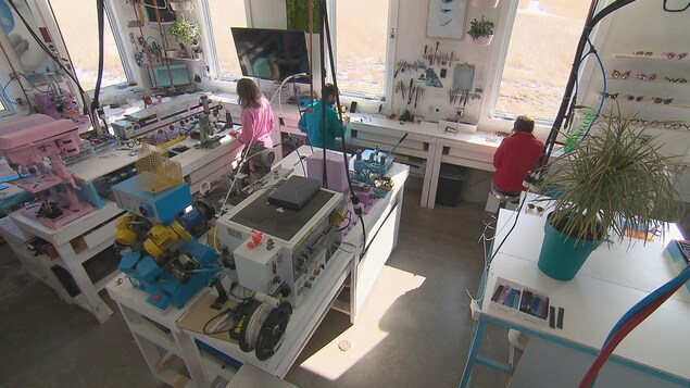 L'intérieur de l'usine de Fellow Earthlings. Quatre employés sont à l'oeuvre tous les jours. L'intérieur de l'usine de Fellow Earthlings. Quatre employés sont à l'oeuvre tous les jours.