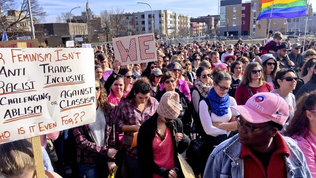 Une foule de personnes marchent dans une rue aux États-Unis.