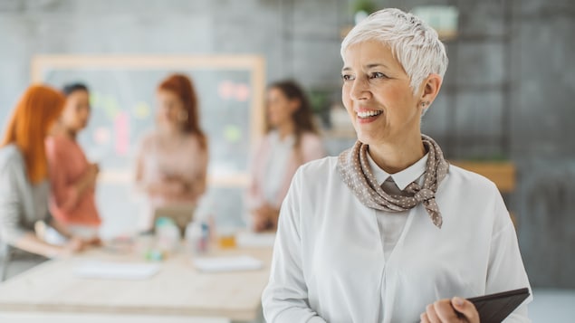 Une femme âgée en milieu de travail.