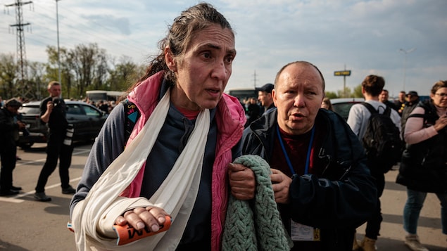 Macron demande à Poutine d’autoriser la poursuite des évacuations de Marioupol