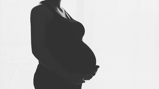Silhouette d'une femme enceinte.
