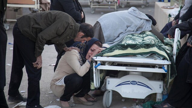 Une femme pleure un proche perdu à Sarpol-e-Zehab, en Iran. Une femme pleure un proche perdu à Sarpol-e-Zehab, en Iran.