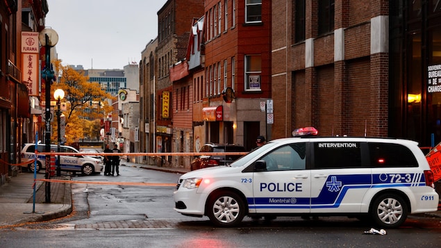 Trouvée poignardée dans un logement à Montréal, une femme lutte pour sa vie