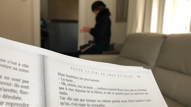 À l’avant-plan au point focal, le texte de l’auteur italien Luigi Pirandello, duquel s’est inspiré Bernard Émond pour écrire son histoire en version trifluvienne. Il s’agit d’une nouvelle intitulée « Toute la vie, le cœur en peine » (« Pena di vivere cosi »). En arrière-plan, hors foyer, Hélène Florent est assise sur un coffre de bois antique dans le salon de la résidence de la rue des Ursulines.