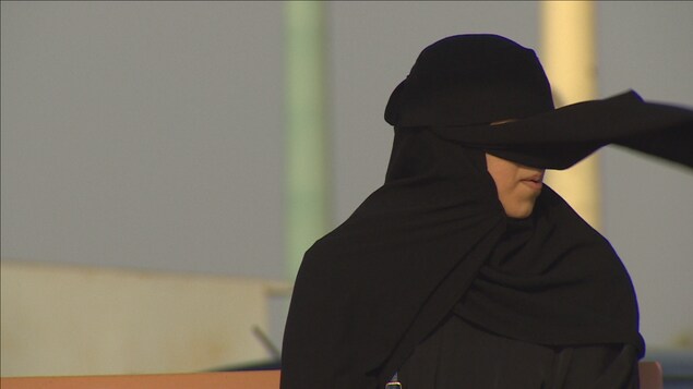 Le vent soulève le voile d'une jeune femme saoudienne. Le vent soulève le voile d'une jeune femme saoudienne.