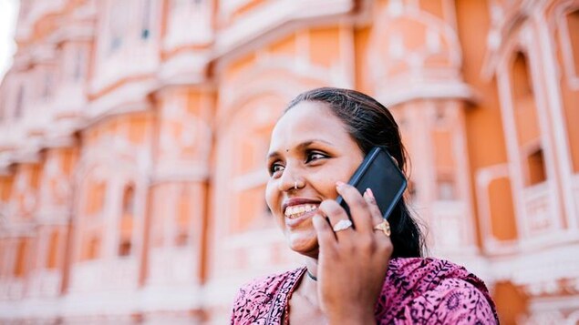 Une femme téléphone dans les rues de Jaipur, en Inde Une femme téléphone dans les rues de Jaipur, en Inde