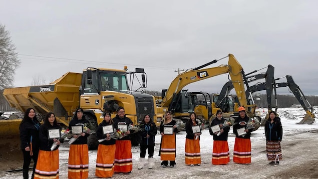 Dix femmes autochtones de l’Alberta diplômées en machinerie lourde