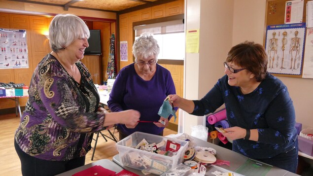 Jacqueline Morin, Stella Beaudette et Alice Devos, présidente de Ritchot Senior Services, examinent les matériaux disponibles pour créer des carrés tactiles. Jacqueline Morin, Stella Beaudette et Alice Devos, présidente de Ritchot Senior Services, examinent les matériaux disponibles pour créer des carrés tactiles.