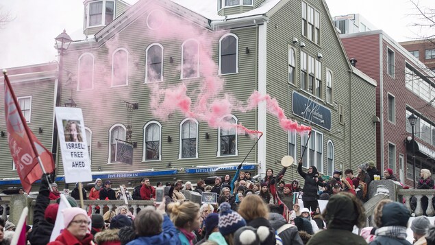 Des manifestants à Halifax, à l'occasion de la deuxième Marche des femmes en janvier 2018. Des manifestants à Halifax, à l'occasion de la deuxième Marche des femmes en janvier 2018.
