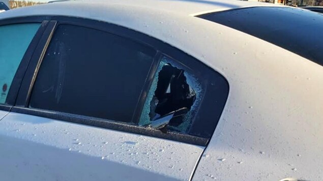 La fenêtre arrière d'une voiture fracassée.