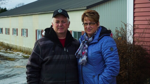 Louis-Gilles et Guylaine Lapointe ont dû vendre leur ferme laitière, à Saint-Magloire. Louis-Gilles et Guylaine Lapointe ont dû vendre leur ferme laitière, à Saint-Magloire.