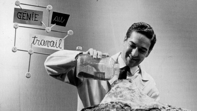 L'animateur Fernand Seguin verse du sable sur une table pour former un volcan. L'animateur Fernand Seguin verse du sable sur une table pour former un volcan.