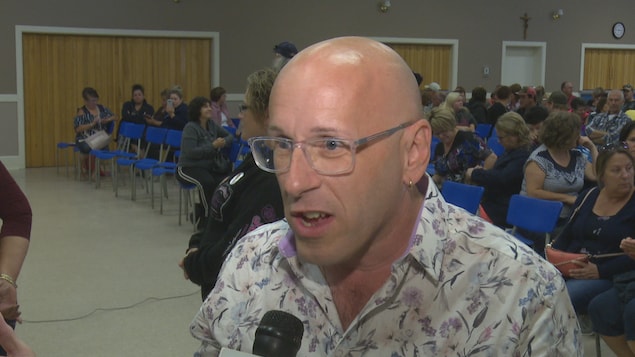 Fernand Thibodeau est en entrevue avec un journaliste. Fernand Thibodeau est en entrevue avec un journaliste.