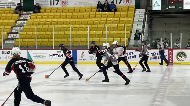 500 joueurs de ballon sur glace en tournoi au Témiscouata