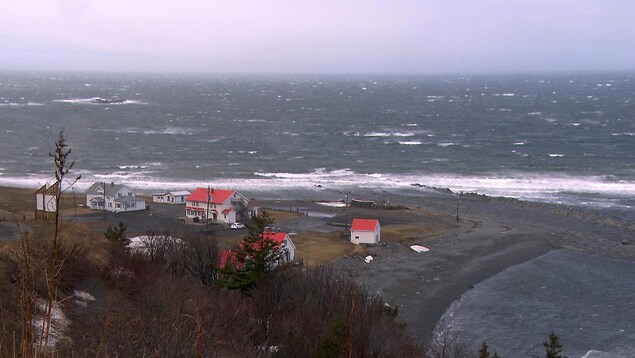 Devant la mer, le sol où se tenait le théâtre a été aplani pour accueillir le chapiteau.