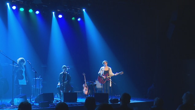 C'est à Sarah Toussaint-Léveillé qu'est revenu l'honneur de lancer le 34e Festival en chanson de Petite-Vallée