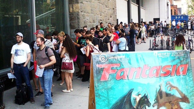 Des spectateurs font la file pour assister à un événement du festival Fantasia à Montréal. Des spectateurs font la file pour assister à un événement du festival Fantasia à Montréal.