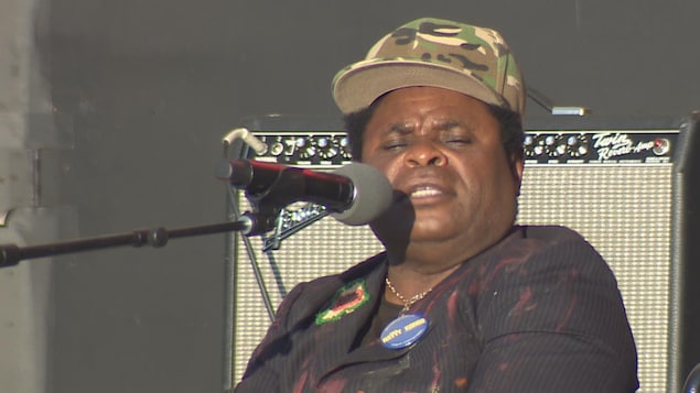 Un musicien du groupe Mbongwana Star chante sur scène le 15 juillet Un musicien du groupe Mbongwana Star chante sur scène le 15 juillet