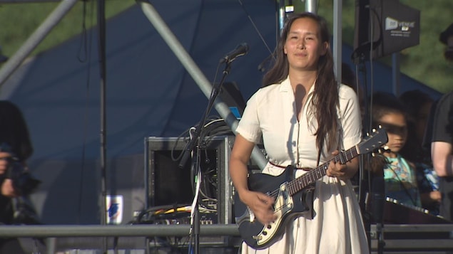 La musicienne Nive Nielse joue la guitare sur la scène principale du festival de folk de Vancouver La musicienne Nive Nielse joue la guitare sur la scène principale du festival de folk de Vancouver