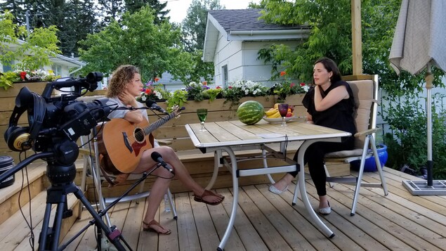 Un tournage d'une performance d'Alexis Normand sur le patio de Nicole Lavergne Smith,