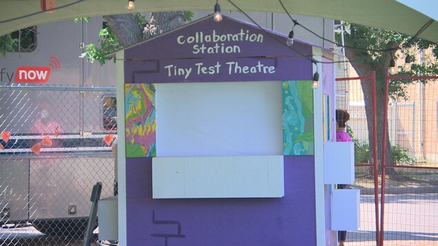 Un théâtre miniature portant l'inscription«Tiny Test Theatre».