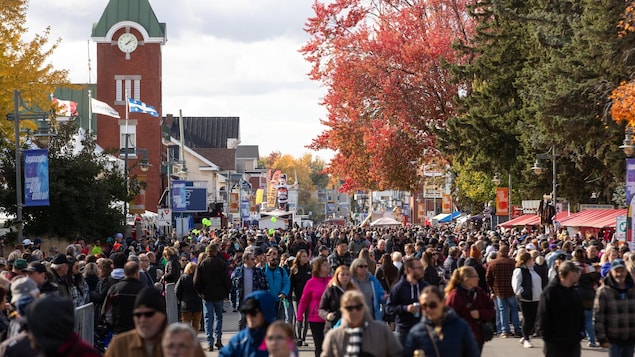 Une foule de personne dans la rue principale à Louiseville.
