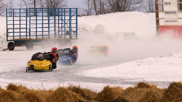 Une compétition de motoneige sur le lac Saint-Jean.