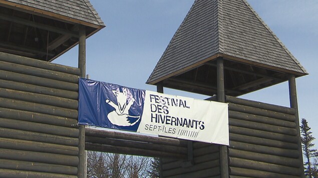 L'affiche promotionnelle du Festival des hivernants, accrochée à l'entrée du Vieux-Poste de Sept-Îles