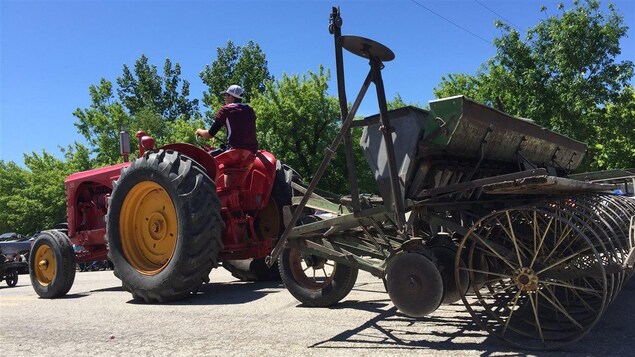 Le défilé de machines agricoles du festival Montcalm à Saint-Joseph, au Manitoba.
