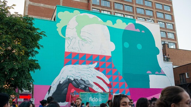 Festival Mural 2018, boulevard Saint-Laurent, à Montréal, murale principale par Michael Reeder, commanditée par Fido. Festival Mural 2018, boulevard Saint-Laurent, à Montréal, murale principale par Michael Reeder, commanditée par Fido.