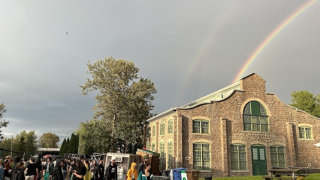 Un arc-en-ciel s'est formé au-dessus du bâtiment de La Pulperie après plusieurs minutes de pluie. 