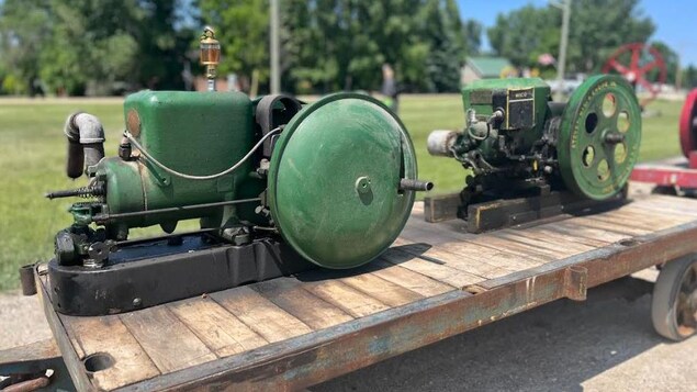 Des équipements agricoles sur un dispositif avec des roues. 