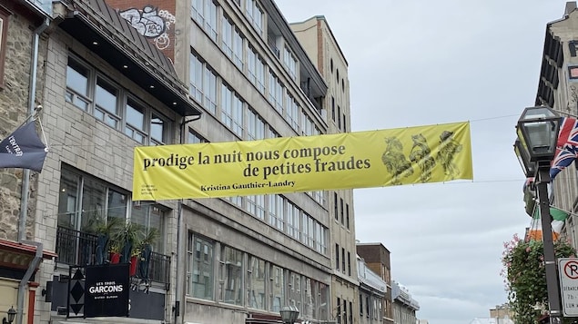 Une banderole pour le festival Québec en toutes lettres.