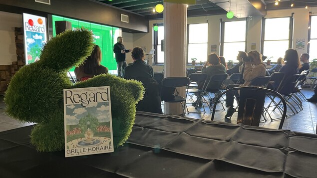 Un conférencier s'adresse à des participants.