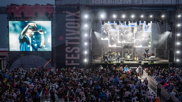 Jay Scott sur scène devant les festivaliers.