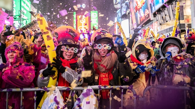 Des gens portent des lunettes sur lesquelles ont peut lire l'inscription « 2019 ».