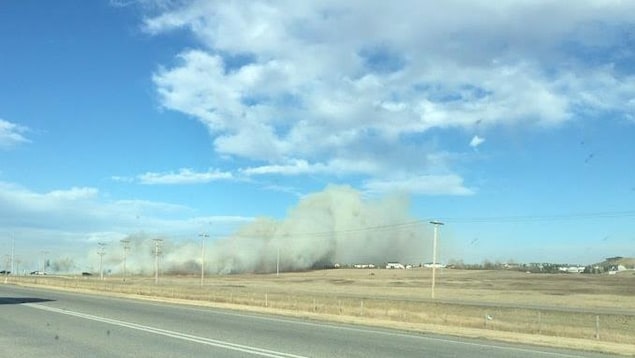 Nuage de fumée géant au dessus de la plaine Nuage de fumée géant au dessus de la plaine