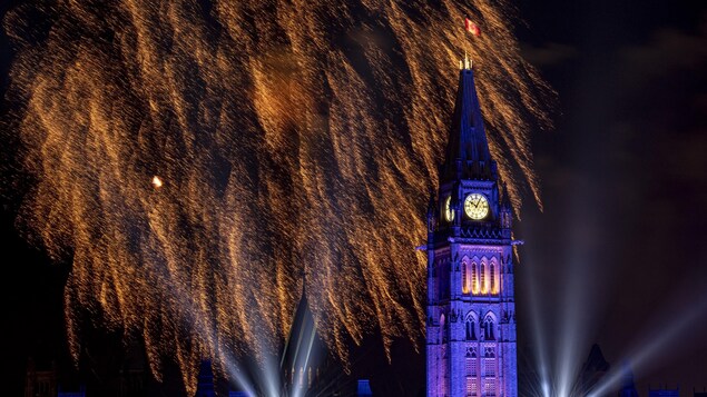 Le feu d'artifice au dessus du parlement canadien.