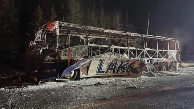 Une équipe de hockey de North Bay sort indemne de l’incendie de son autobus