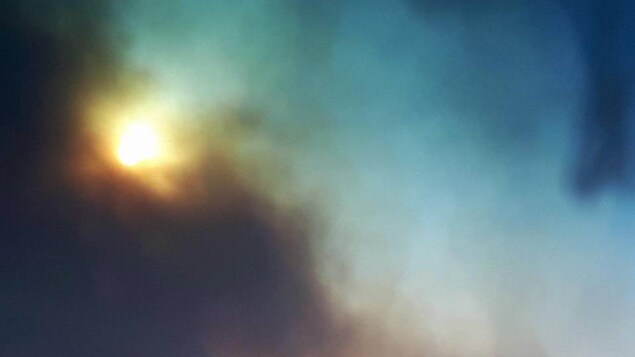 De la fumée enrobe le soleil De la fumée enrobe le soleil