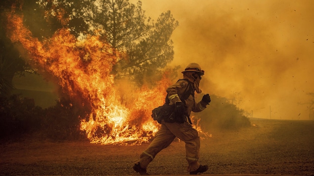 Un pompier tente de sauver une maison des flammes à Lakeport, dans le nord de la Californie.