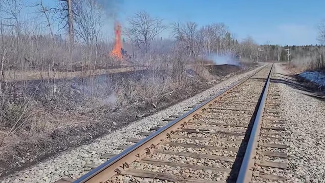 Un feu le long d’un chemin de fer ravive les inquiétudes à Lac-Mégantic