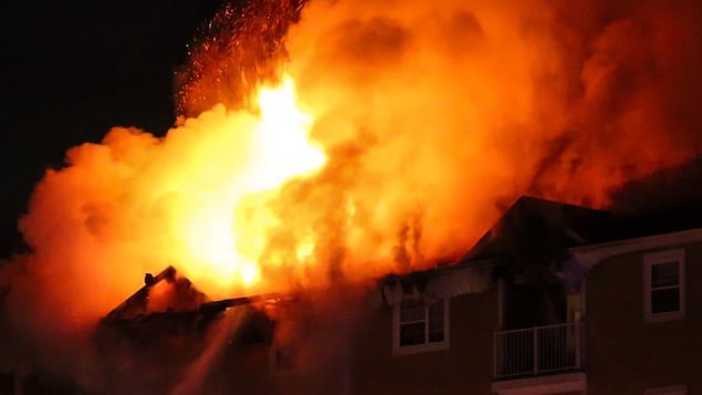 Le feu s'est déclaré au dernier étage, selon les pompiers.