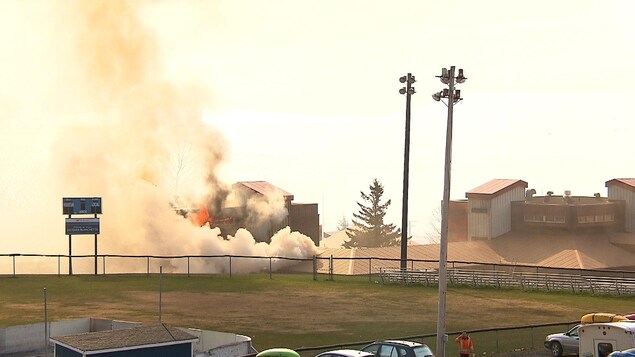 Flammes et fumées qui s'échappent d'un bâtiment. Flammes et fumées qui s'échappent d'un bâtiment.